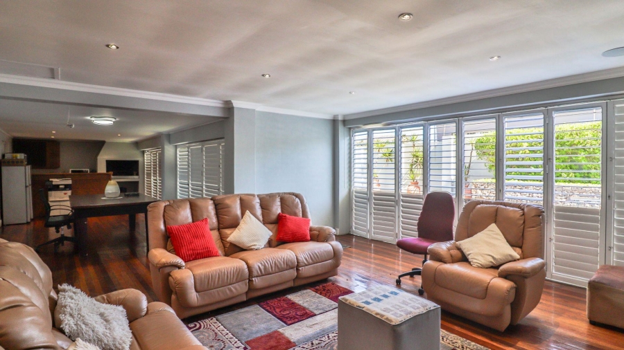 6 Bedroom Property for Sale in Gonubie Eastern Cape
